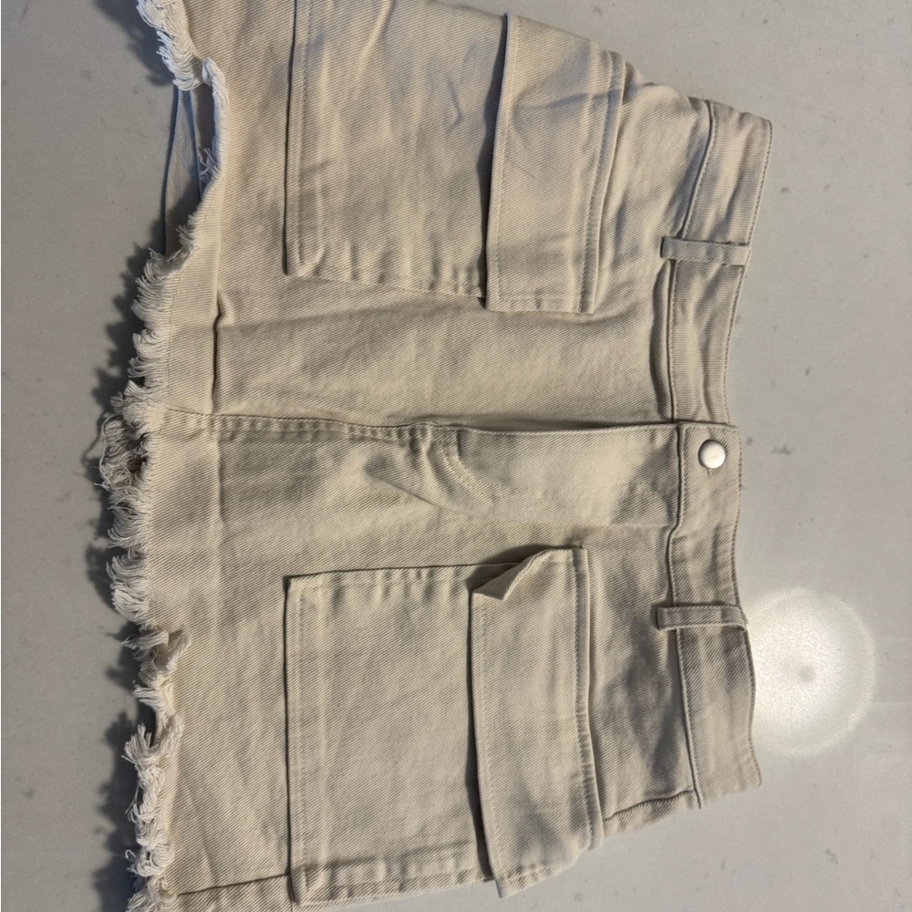 Frayed Hem Mini Skirt in Cream